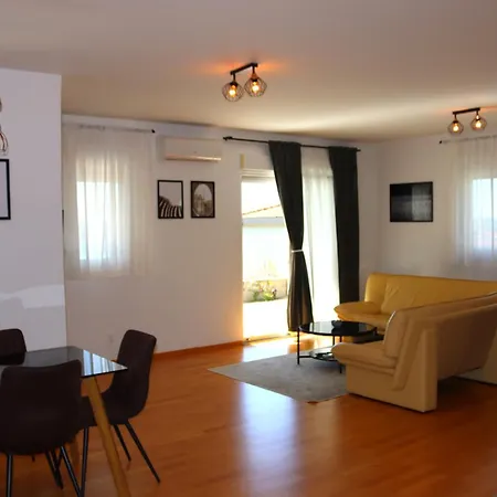 Aurora 아파트 트로기르